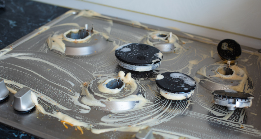 Липкий жир на ручках плиты растворит эта чудо-смесь: вмиг засияют как новенькие
