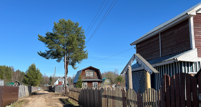 «Построил за 9 млн, отдаю за 4»: Почему дорогие загородные дома россияне стали массово продавать за бесценок