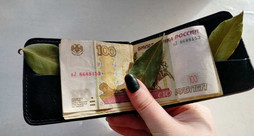 Всегда держу в кошельке лавровый лист: совет от бабушки, которая точно знала, что делала