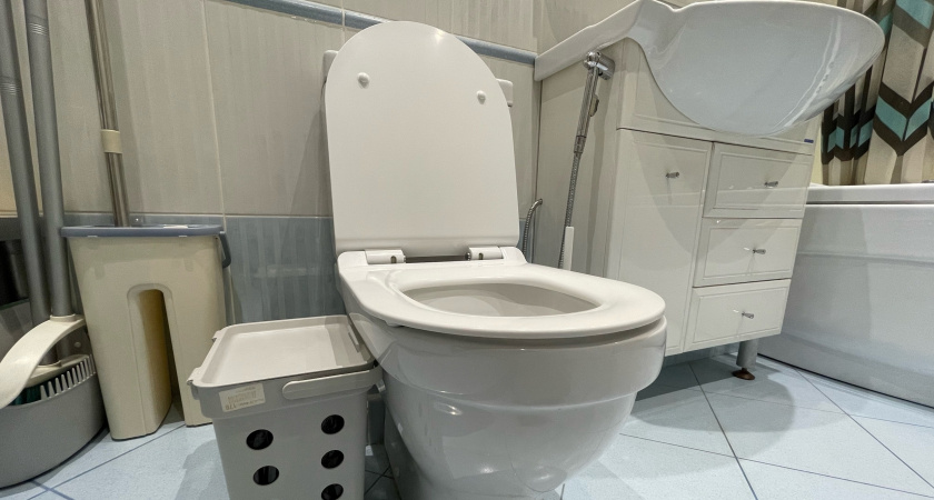 Дно унитаза станет чистым без ершика за секунды: залейте это средство — грязь и налет сами "уползут" в трубу