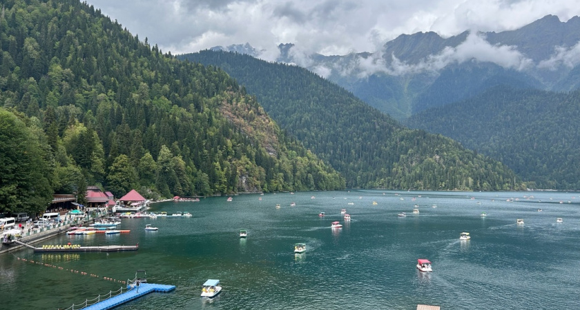 «Плати  — и заходи»: российские туристы жалуются на кафе и рестораны в Абхазии — «бедным» там не рады