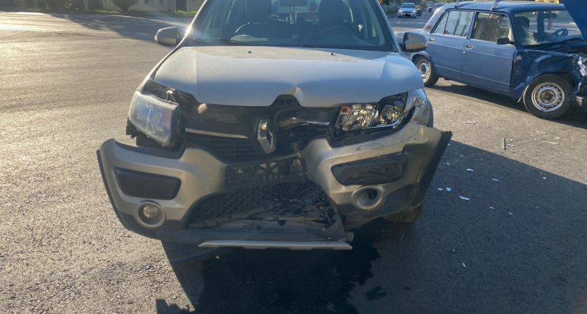 В Тамбове при столкновении «Лады» и «Renault Sandero» пострадала женщина