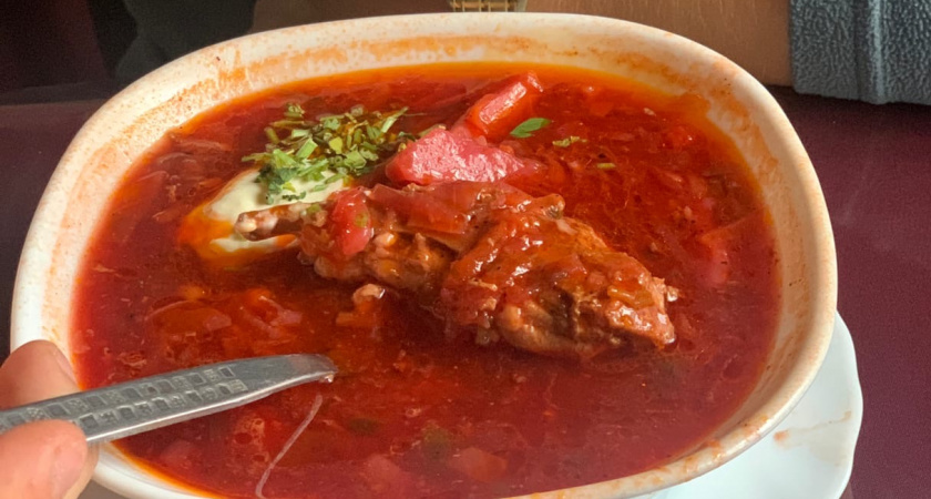 Как готовят настоящий борщ, а не суп со свеклой: рецепт из книги 1952 года. Есть 2 секрета: от них зависит вкус и рубиновый цвет