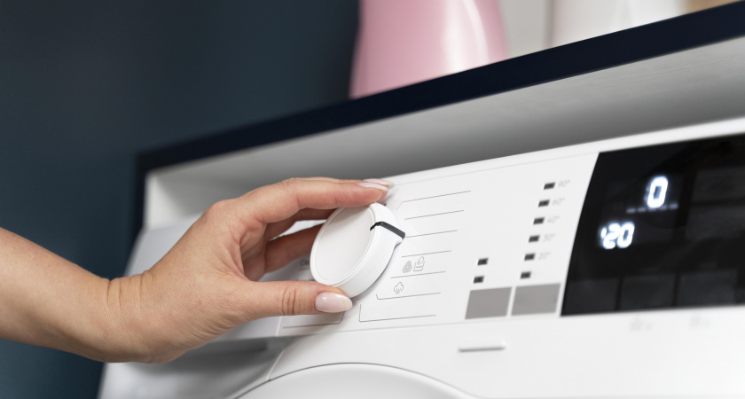 Зажмите две кнопки — и стиралка сама очистится от грязи и плесени: большинство хозяек об этой функции не знает