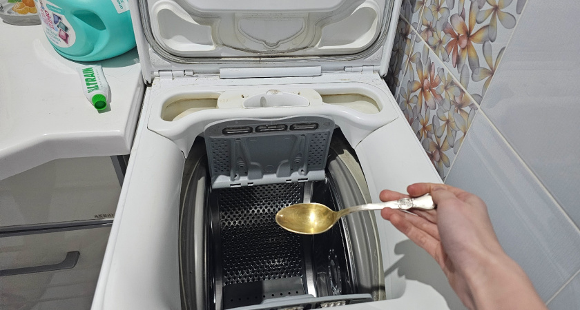 Кладу обычную ложку в барабан стиралки: соседка посоветовала — теперь белье чище, и порошка нужно меньше