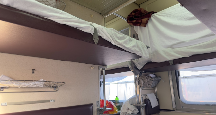 Вешают занавеску и радуются: пассажиры РЖД больше не выкупают купе, чтобы ездить в одиночестве