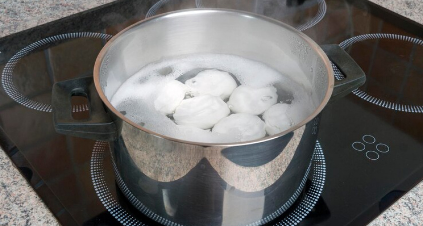 Яичный белок больше не будет прилипать к скорлупе: потратьте 5 секунд перед варкой и забудете о надоевшей проблеме