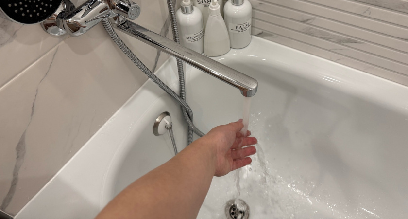 Волосы и грязь вылетят из слива через полчаса: стакан этого средства выбьет пробку на раз-два