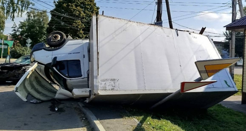 В Тамбове на перекрёстке столкнулись ГАЗ и Datsun: двое пострадали