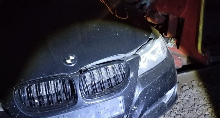 В Знаменском округе локомотив столкнулся с легковым автомобилем