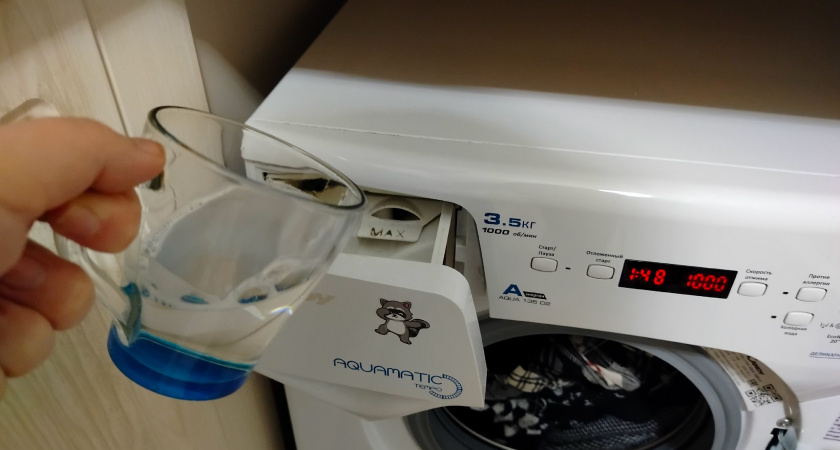 Один стакан при стирке - и белье чище первого снега: прачка подсказала, что добавить в стиралку вместе с порошком - копеечное средство