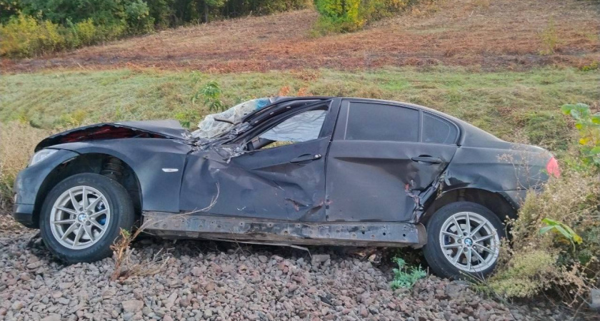 В Тамбовской области BMW столкнулся с локомотивом на железнодорожном переезде