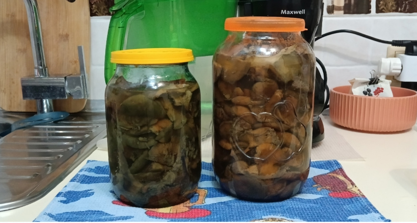 Мариную грибы всего 30 минут. Маринад получается такой вкусный, что "улетает" вместе с грибами только так