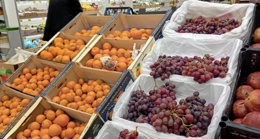 Бывший сотрудник "Пятерочки" рассказал, зачем они на кассе взвешивают ваши фрукты и овощи