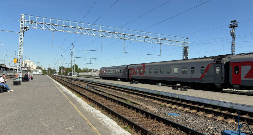 Россиянка выкупила целиком купе в поезде — но райская поездка превратилась в «ад»: вот как себя повел проводник 