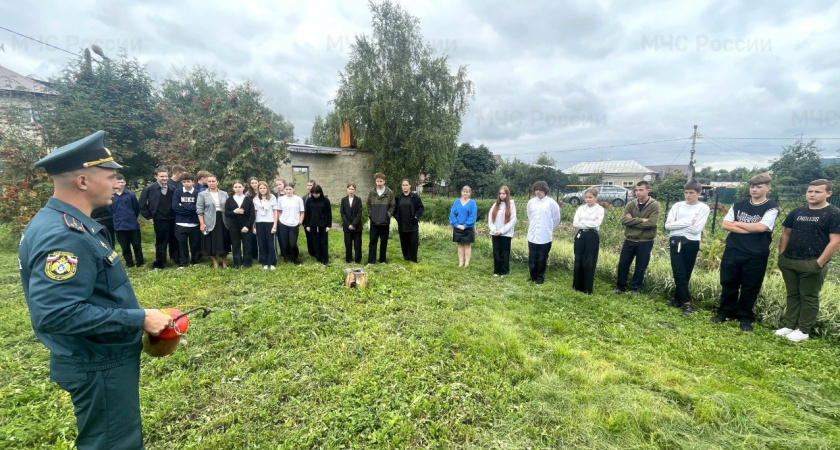 Школьников в Тамбовской области научили пользоваться огнетушителем