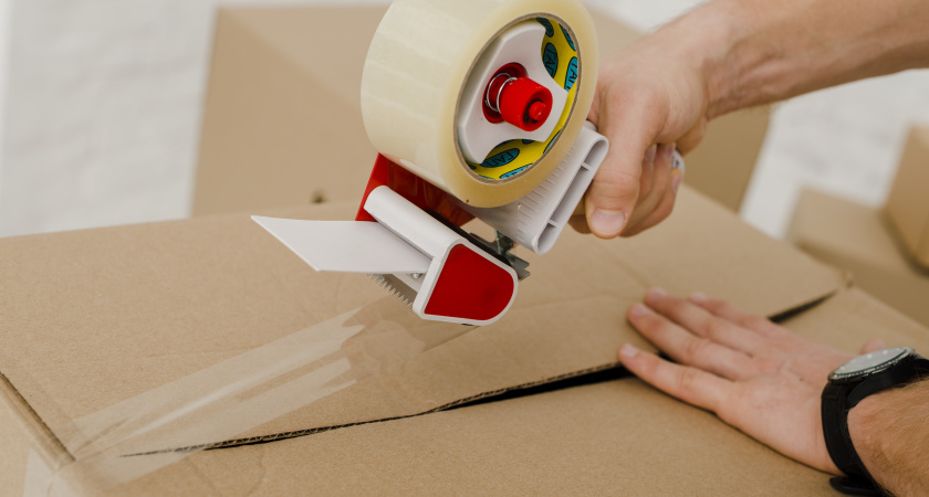 Следы от скотча или наклеек уберете за считанные секунды: спасет вашу квартиру это средство