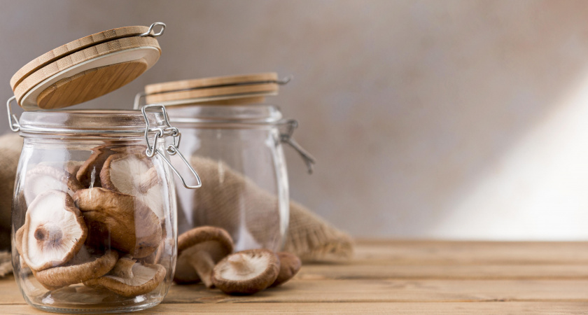 Миколог рассказал, как правильно хранить грибные заготовки и избежать отравления