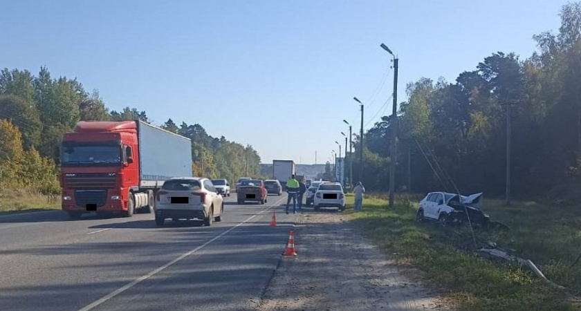 На трассе «Тамбов–Пенза» автомобиль врезался в опору ЛЭП и опрокинулся в кювет