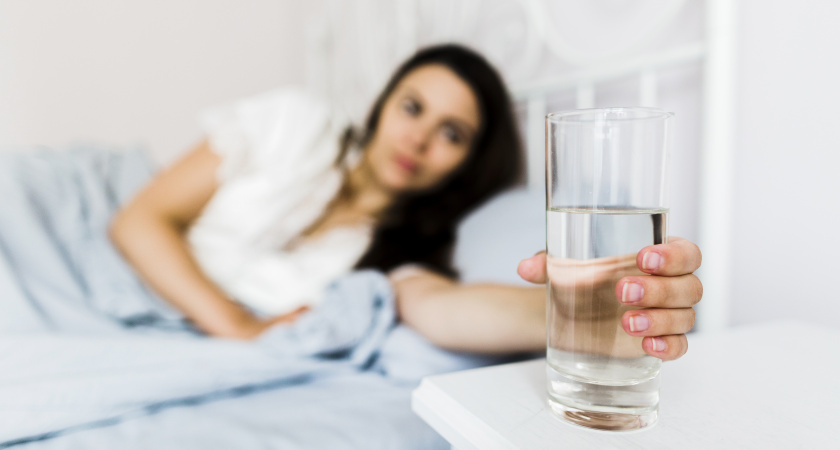 На ночь ставлю у кровати стакан с соленой водой: уже утром поражаюсь результату - эффект впечатляет