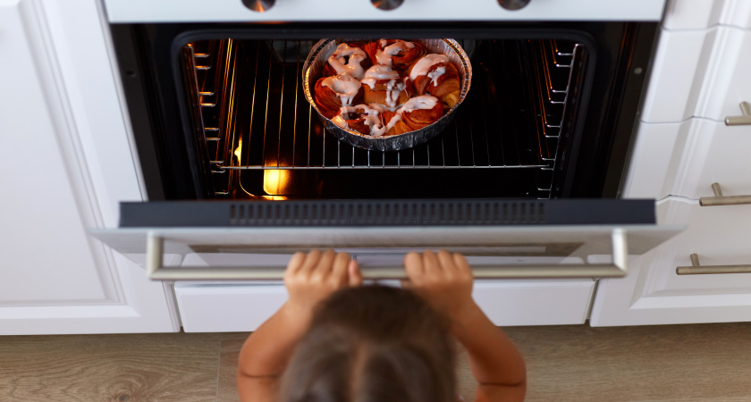 Духовка чистая за 15 минут: копеечное средство уберет жир и нагар — без покупной химии