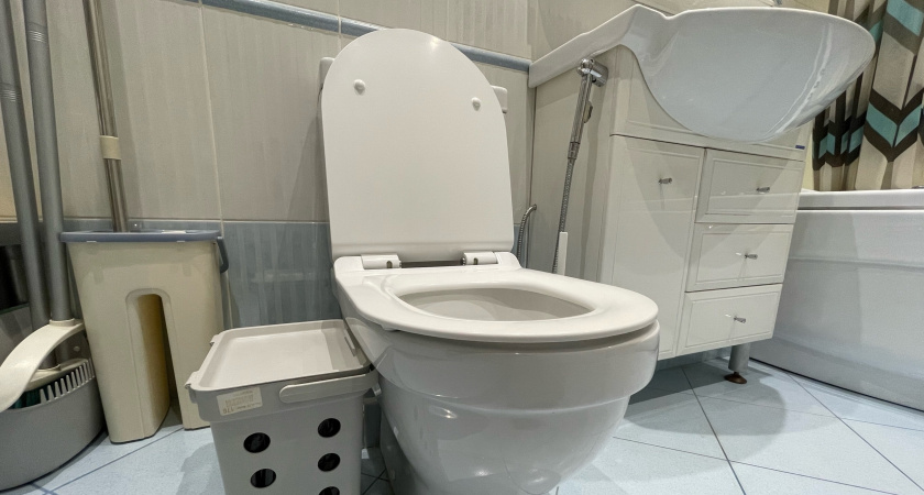 Почему нельзя держать открытой крышку унитаза - объяснение врача