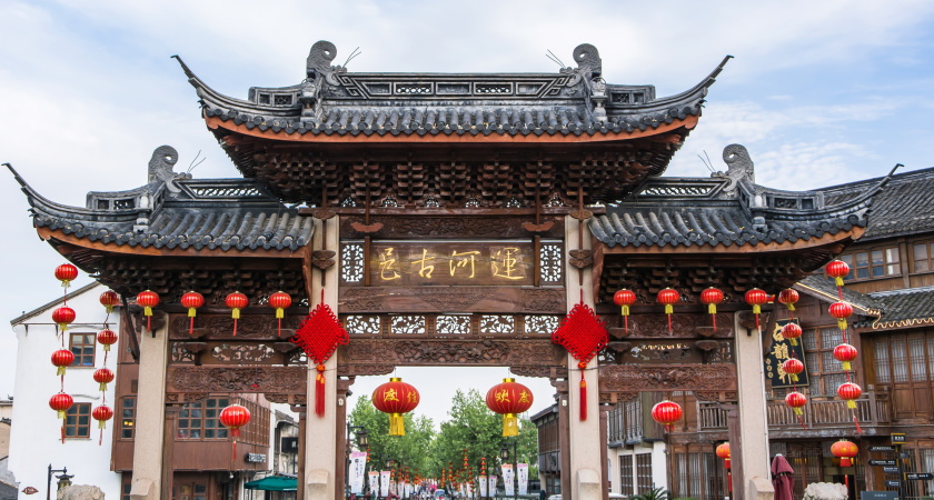 Трогают незнакомых детей за волосы и рыгают за столом: россиянка испытала культурный шок во время поездки в Китай