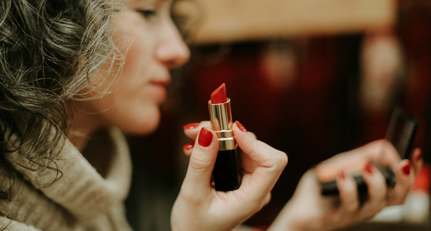 2 капли в губную помаду за 300 рублей — и она красит как «диоровская» за 5000: о средстве знали еще наши бабушки 