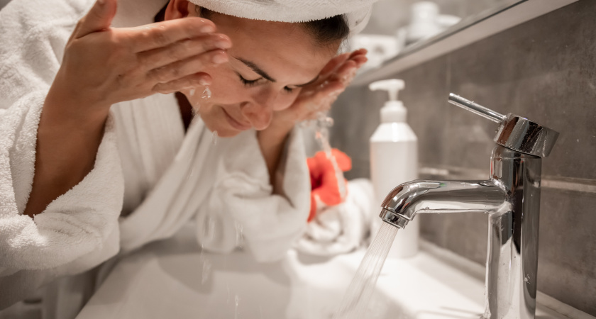 Добавляю эту приправу с кухни в воду для умывания: результат превзошёл все дорогие кремы и «уколы красоты»