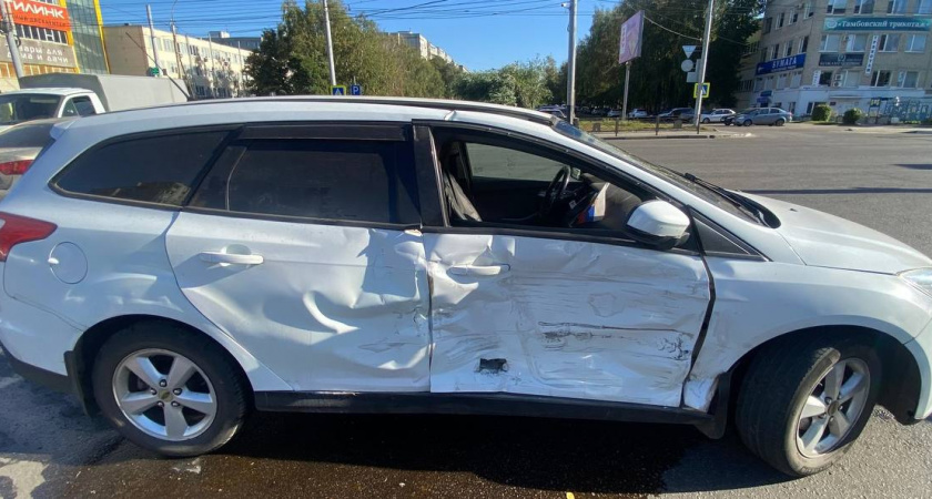 В Тамбове Ford столкнулся с ГАЗом: пострадала женщина-водитель
