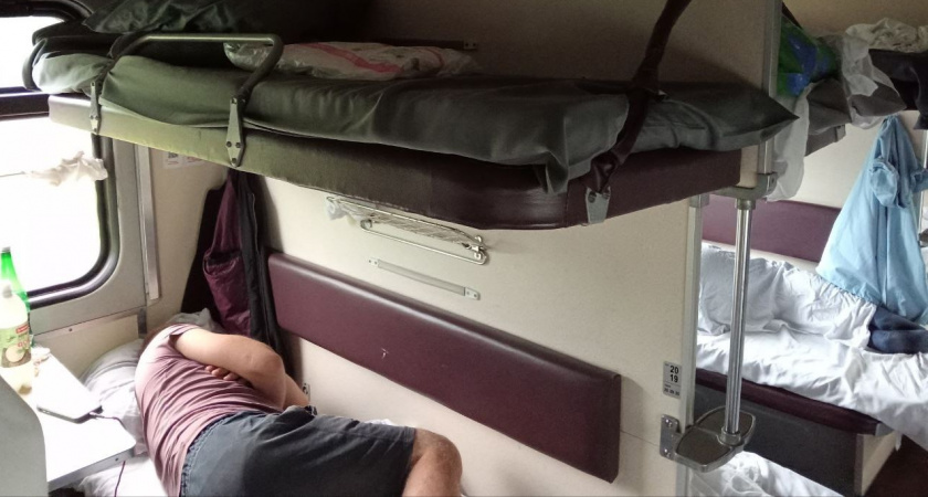"Вернулся в вагон после стоянки, а на моей нижней полке лежит соседка сверху": россиянин рассказал о незабываемой поездке в плацкарте