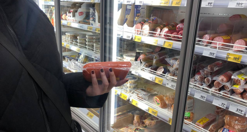 Кладите в корзину сразу 3 палки: какая колбаса признана лучшей — разбираемся с составом