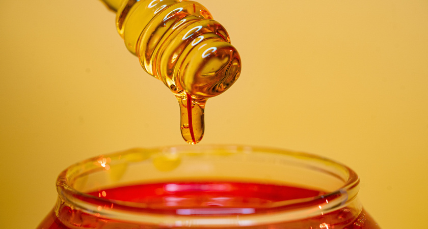 От меда там один цвет, в составе «лишь добавки и сахар»: Роскачество объяснило, какие марки меда обходить стороной