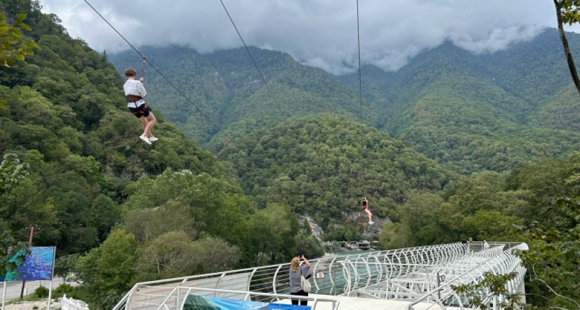 "Жесть на абхазских дорогах: что творят местные у границы": советы бывалых туристов из России