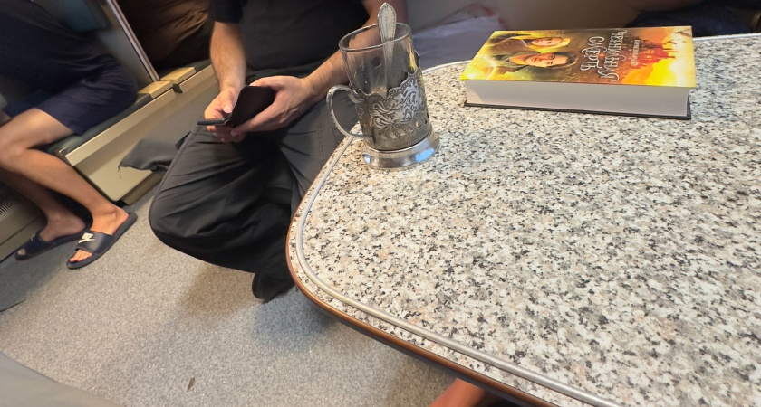 В главном споре РЖД поставлена точка: имеет ли право пассажир запрещать сидеть на "своей" нижней полке соседу с верхней