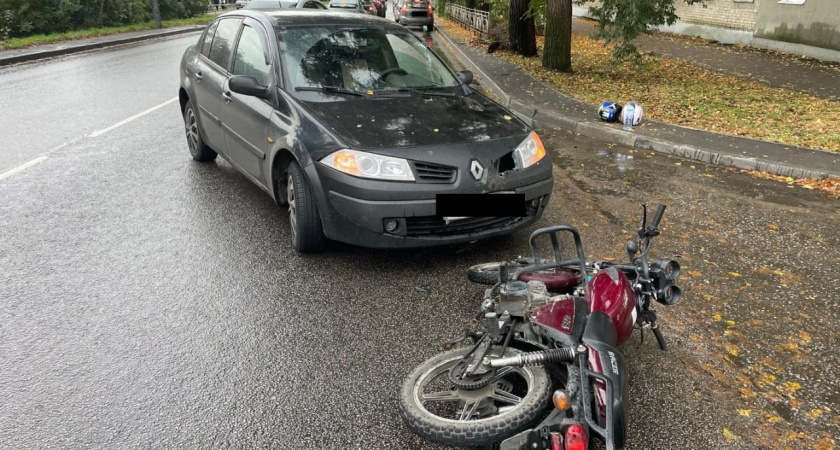 В Тамбове мотоциклист и пассажир пострадали в ДТП с Renault