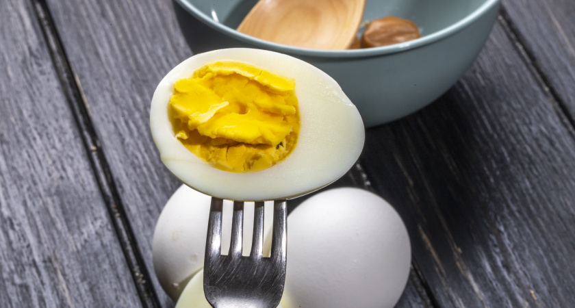 Холодная вода, уксус и соль не нужны: варю яйца только так — скорлупа сама слетает 