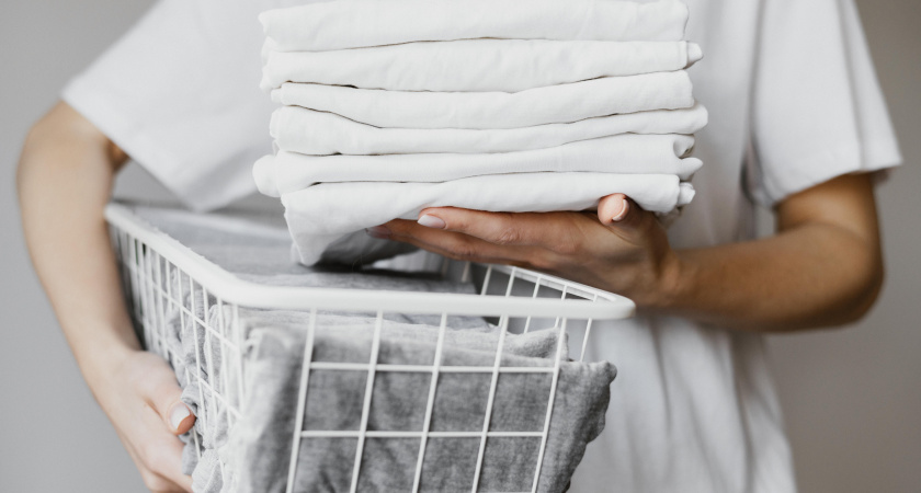 Посеревшее от грязи белье наутро белее снега: замачиваю на ночь не в хлорке, а вот в чем — результат удивляет