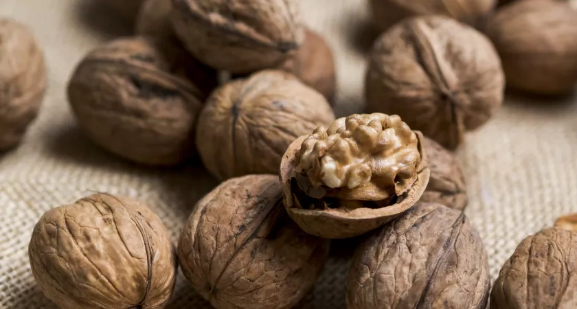 Подглядел гениальный способ чистки грецких орехов: нужна бутылка - дальше легко, как семечки щелкать. И ядра все целые