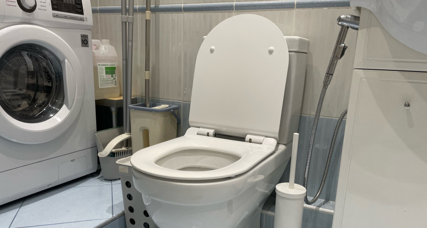 Как быстро и легко очистить бачок унитаза от ржавчины и налета: будет работать как новенький