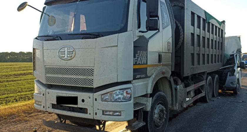 В Мичуринском округе фургон врезался в стоящий грузовик: водитель доставлен в больницу