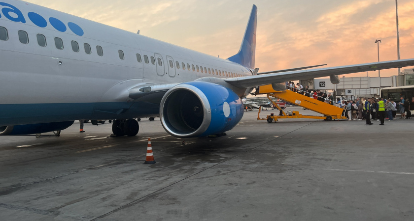 Знакомая стюардесса рассказала, почему в самолет не стоит надевать джинсы и кроссовки