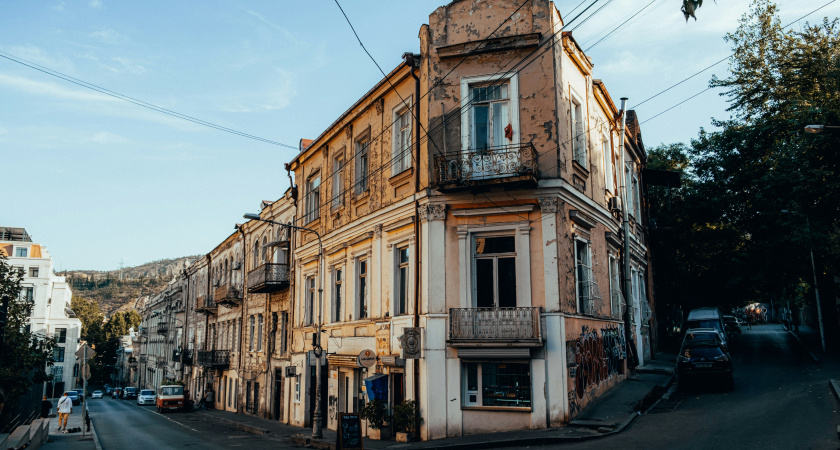 Из Тбилиси сбежали, сверкая пятками: российских туристов напугала дикая привычка жителей Грузии 