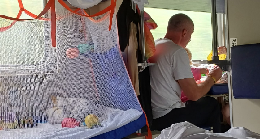 Что делать, если мамочка с ребёнком просит уступить ей нижнюю полку в поезде — запомните раз и навсегда