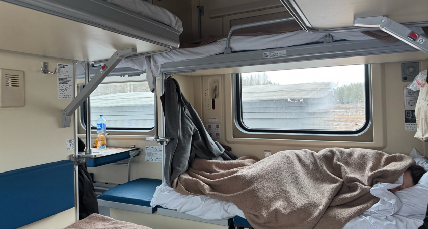 Сосед с верхней полки свел с ума в поезде: ночью каждый час слезал через мою нижнюю боковушку, наступая на постель