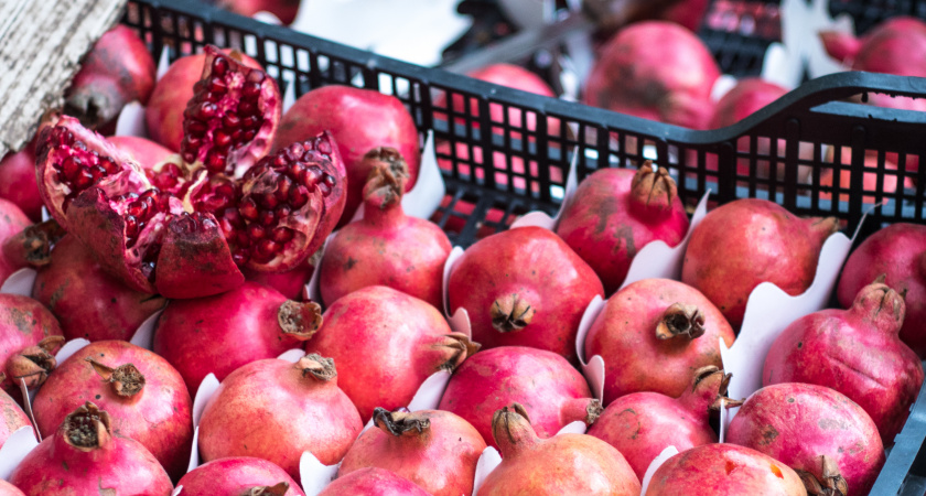 Можно или нельзя есть гранат вместе с косточками? И откуда в Россию завозят самые вкусные гранаты - запомните и расскажите близким