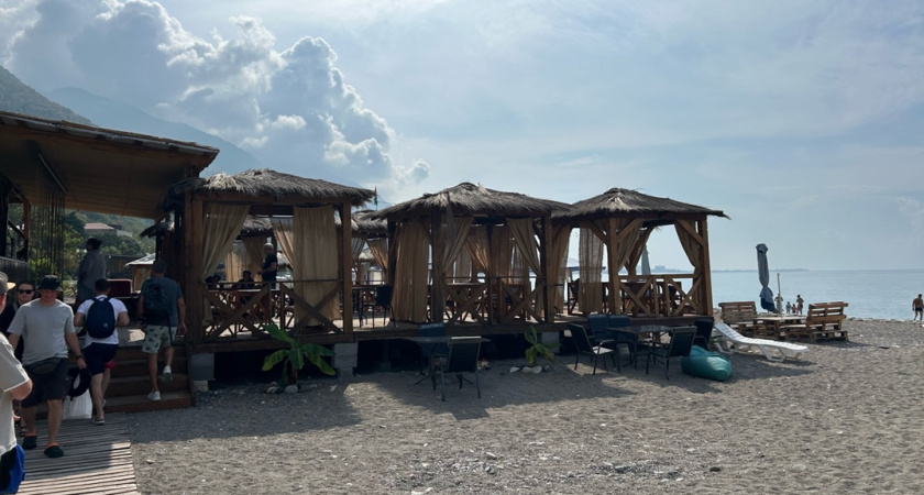 "Злые люди, змеи, грязь и невкусная еда": российские туристы делятся разочарованием после отдыха в Абхазии