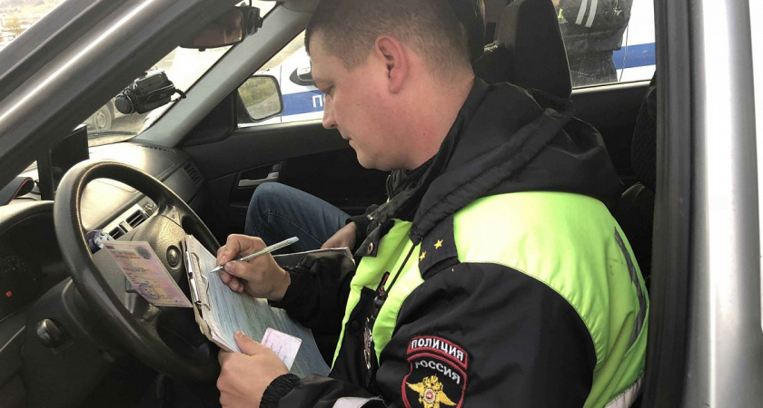 Инспектор ГАИ просит пройти с ним в патрульный автомобиль - это законно? Как водителю поступить правильно - ответ автоюриста