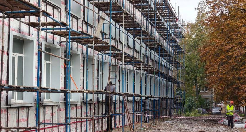 В Тамбове после капремонта школы родители возмущены старой мебелью и проблемами с транспортом