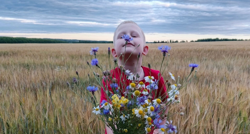 Старинное имя для мальчика стремительно набирает популярность: звучное и очень красивое - в переводе означает "Бог спасает"